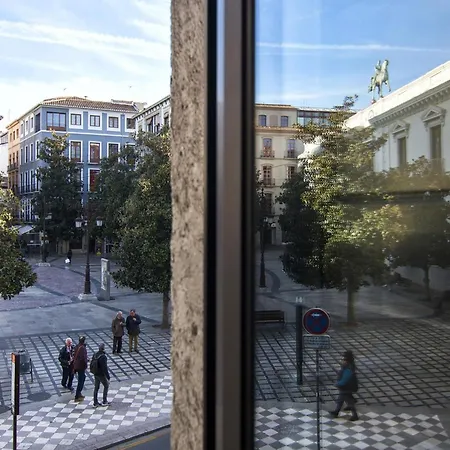 Elegant Town Hall With Views Apartment *