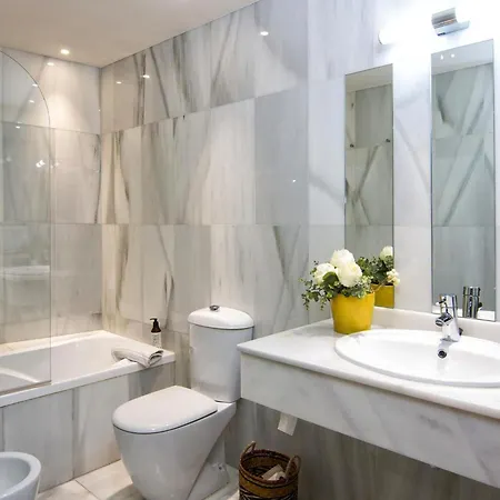 Elegant Town Hall With Views Apartment *