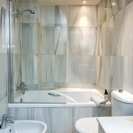 Elegant Town Hall With Views Apartment *
